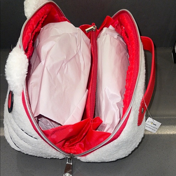 ❤️NEW!!!❤️ Hello Kitty Plush Cosmetic Bag. - Picture 5 of 8